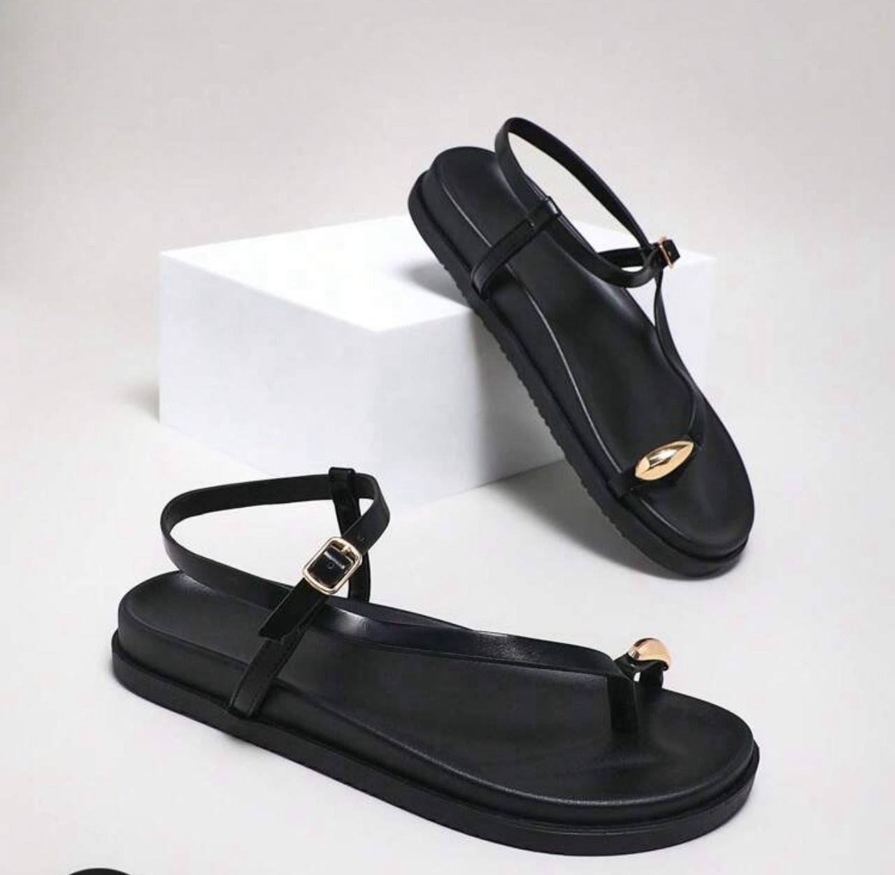 Toe ring flat sandals