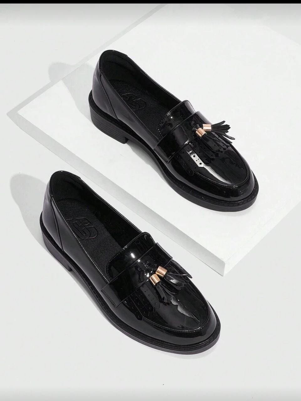 Leather flat shoe